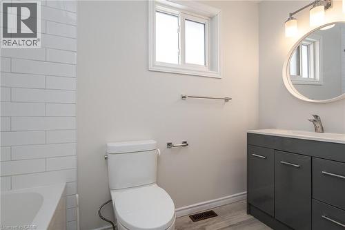 60 Hahn Avenue, Cambridge, ON - Indoor Photo Showing Bathroom