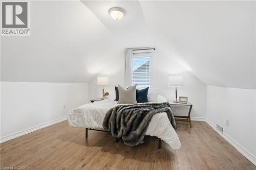 190 Mead Avenue, Hamilton, ON - Indoor Photo Showing Bedroom