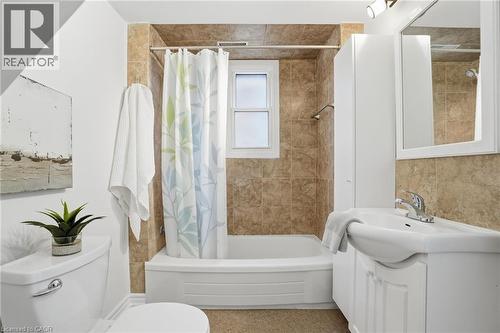190 Mead Avenue, Hamilton, ON - Indoor Photo Showing Bathroom
