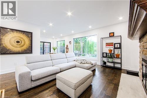 1319 Greeneagle Drive, Oakville, ON - Indoor Photo Showing Living Room