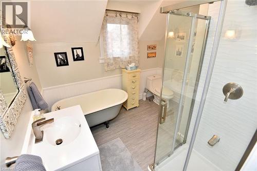 5 Chatham Street, Hamilton, ON - Indoor Photo Showing Bathroom