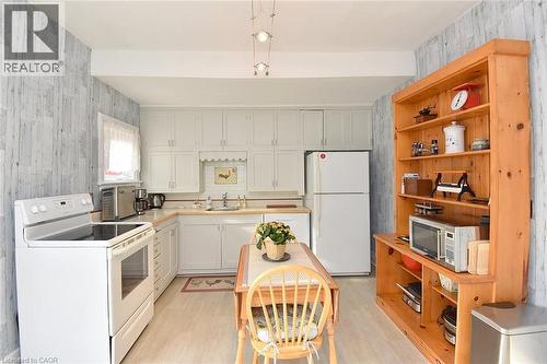 5 Chatham Street, Hamilton, ON - Indoor Photo Showing Kitchen