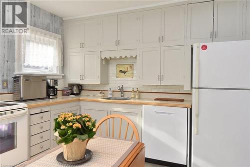 5 Chatham Street, Hamilton, ON - Indoor Photo Showing Kitchen