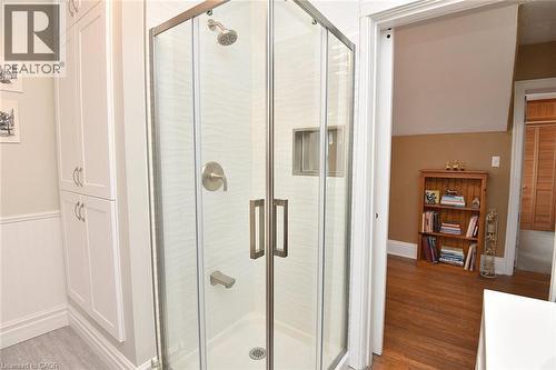 5 Chatham Street, Hamilton, ON - Indoor Photo Showing Bathroom