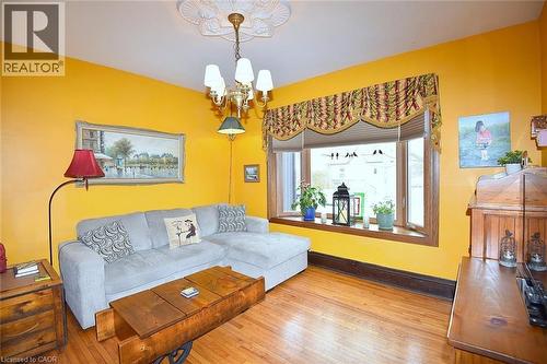 5 Chatham Street, Hamilton, ON - Indoor Photo Showing Living Room