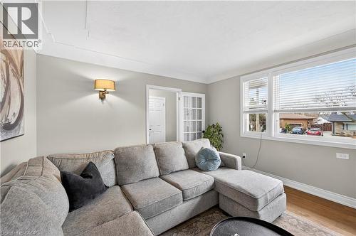 100 Ferndale Avenue, Hamilton, ON - Indoor Photo Showing Living Room