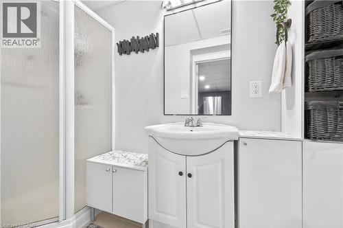 100 Ferndale Avenue, Hamilton, ON - Indoor Photo Showing Bathroom