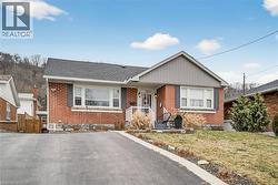 100 FERNDALE Avenue  Hamilton, ON L8K 4L6