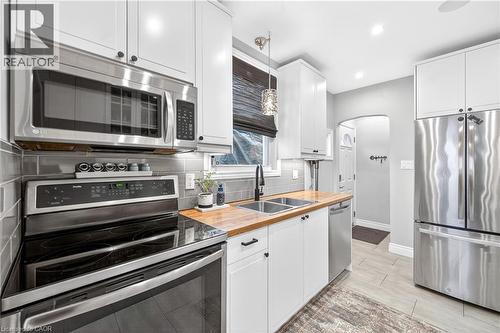 100 Ferndale Avenue, Hamilton, ON - Indoor Photo Showing Kitchen With Double Sink With Upgraded Kitchen