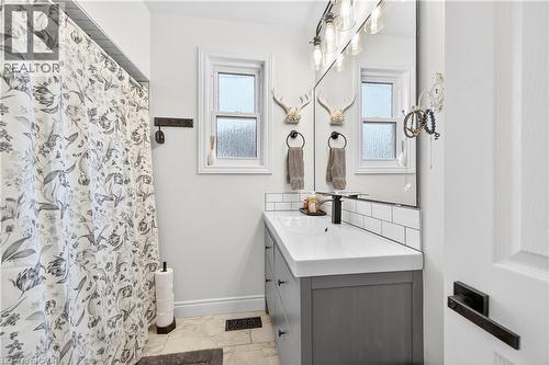 100 Ferndale Avenue, Hamilton, ON - Indoor Photo Showing Bathroom