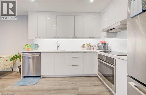 524 Windflower Crescent, Kitchener, ON - Indoor Photo Showing Kitchen