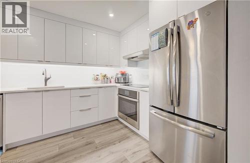 524 Windflower Crescent, Kitchener, ON - Indoor Photo Showing Kitchen