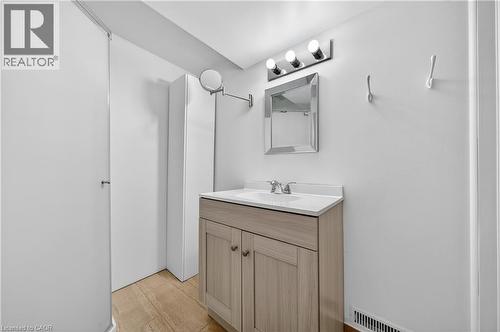421 East 36Th Street, Hamilton, ON - Indoor Photo Showing Bathroom