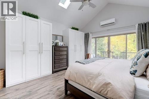 7 Homewood Avenue, Hamilton, ON - Indoor Photo Showing Bedroom