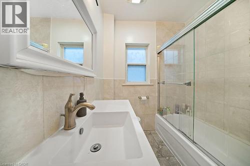 82 Whitney Avenue, Hamilton, ON - Indoor Photo Showing Bathroom