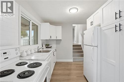 38 Coral Drive, Hamilton, ON - Indoor Photo Showing Kitchen