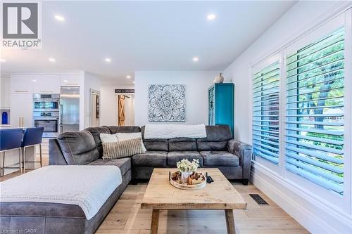 23 West Hampton Road, St. Catharines, ON - Indoor Photo Showing Living Room