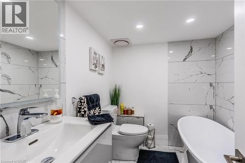 23 West Hampton Road, St. Catharines, ON - Indoor Photo Showing Bathroom