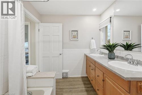 232 Mountain Park Avenue, Hamilton, ON - Indoor Photo Showing Bathroom