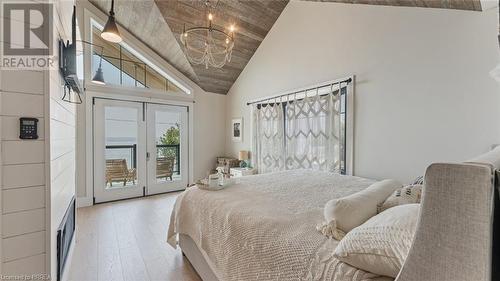 33 Cedar Drive, Turkey Point, ON - Indoor Photo Showing Bedroom