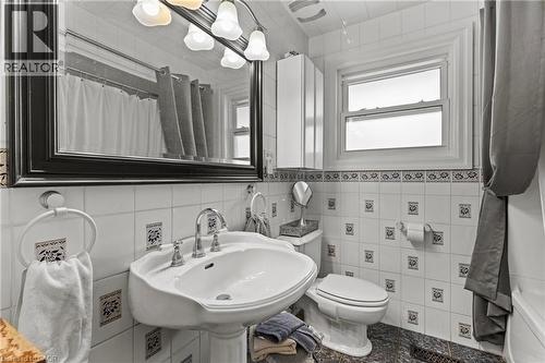 35 Chantler Road, Welland, ON - Indoor Photo Showing Bathroom