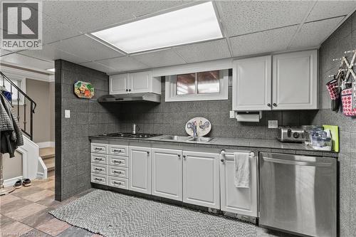 35 Chantler Road, Welland, ON - Indoor Photo Showing Kitchen With Double Sink