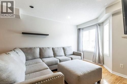 470 Beach Boulevard Unit# 8, Hamilton, ON - Indoor Photo Showing Living Room