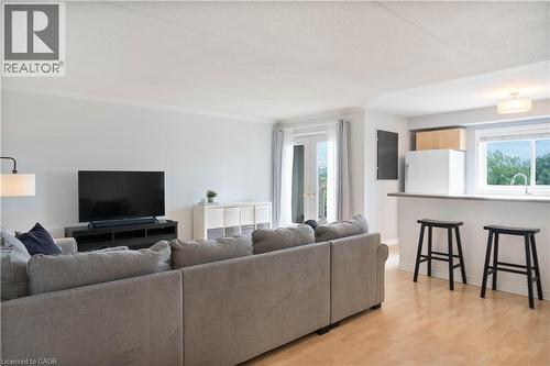 4450 Fairview Street Unit# 304, Burlington, ON - Indoor Photo Showing Living Room