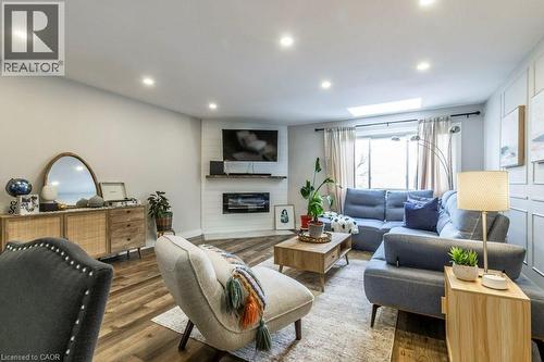 26 Moss Boulevard Unit# 77, Hamilton, ON - Indoor Photo Showing Living Room With Fireplace