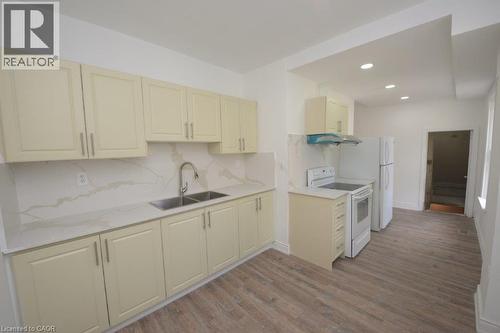 79-71 Cedar Street, Cambridge, ON - Indoor Photo Showing Kitchen With Double Sink