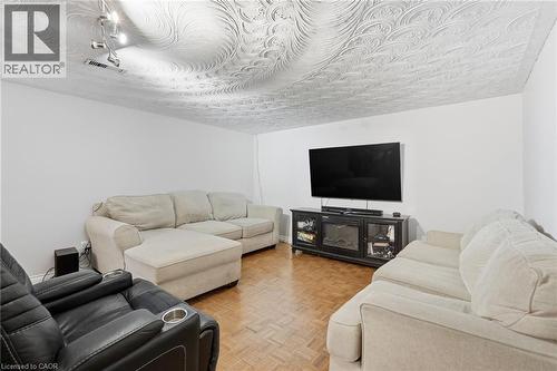 20 Nelligan Place, Hamilton, ON - Indoor Photo Showing Living Room