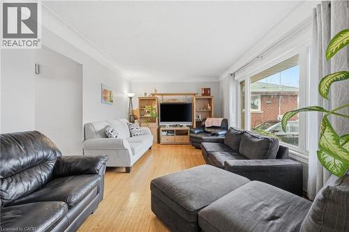 20 Nelligan Place, Hamilton, ON - Indoor Photo Showing Living Room