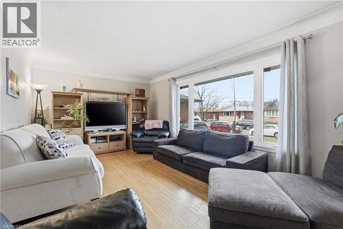 20 Nelligan Place, Hamilton, ON - Indoor Photo Showing Living Room