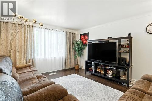 39 Clayburn Avenue, St. Catharines, ON - Indoor Photo Showing Living Room