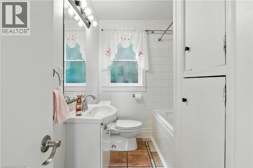39 Clayburn Avenue, St. Catharines, ON - Indoor Photo Showing Bathroom