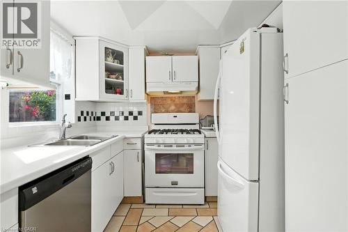39 Clayburn Avenue, St. Catharines, ON - Indoor Photo Showing Kitchen With Double Sink