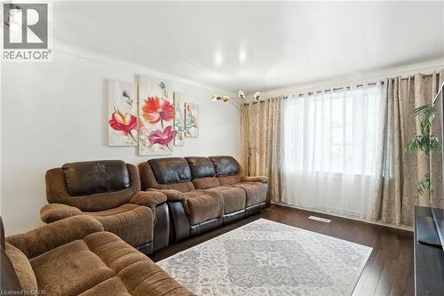 39 Clayburn Avenue, St. Catharines, ON - Indoor Photo Showing Living Room