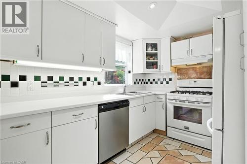 39 Clayburn Avenue, St. Catharines, ON - Indoor Photo Showing Kitchen