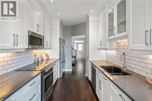 88 Lakeport Road Unit# 33, St. Catharines, ON - Indoor Photo Showing Kitchen With Double Sink With Upgraded Kitchen
