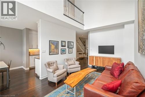 88 Lakeport Road Unit# 33, St. Catharines, ON - Indoor Photo Showing Living Room