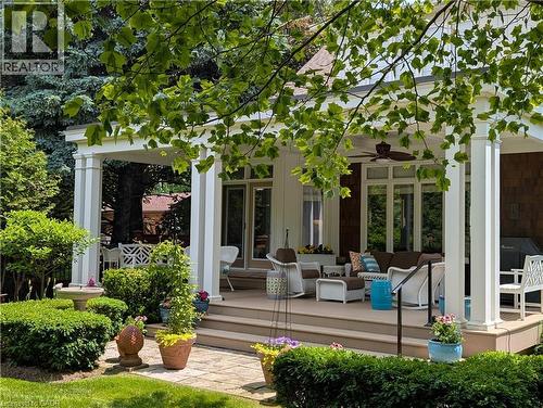 Stunning backyard, covered porch - 643 King Street, Niagara-On-The-Lake, ON - Outdoor