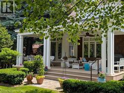 Stunning backyard, covered porch - 