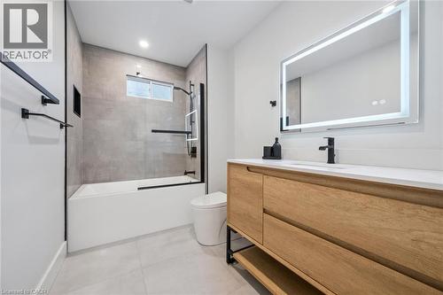 28 Kathleen Court, Hamilton, ON - Indoor Photo Showing Bathroom