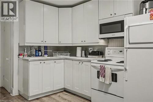 39 Haddon Avenue N, Hamilton, ON - Indoor Photo Showing Kitchen