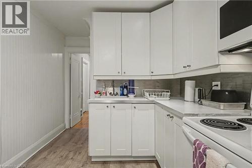 39 Haddon Avenue N, Hamilton, ON - Indoor Photo Showing Kitchen