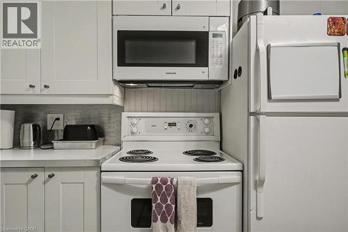39 Haddon Avenue N, Hamilton, ON - Indoor Photo Showing Kitchen