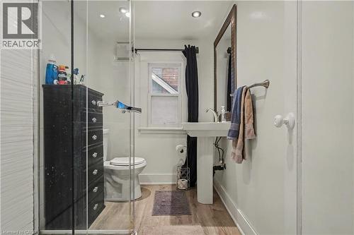 39 Haddon Avenue N, Hamilton, ON - Indoor Photo Showing Bathroom