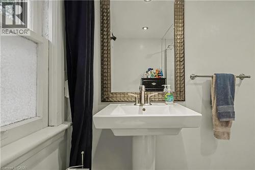 39 Haddon Avenue N, Hamilton, ON - Indoor Photo Showing Bathroom