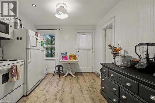 39 Haddon Avenue N, Hamilton, ON - Indoor Photo Showing Kitchen