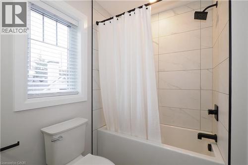 Full bath featuring shower / bath combo with shower curtain and toilet - 238 Eagle Street S, Cambridge, ON - Indoor Photo Showing Bathroom